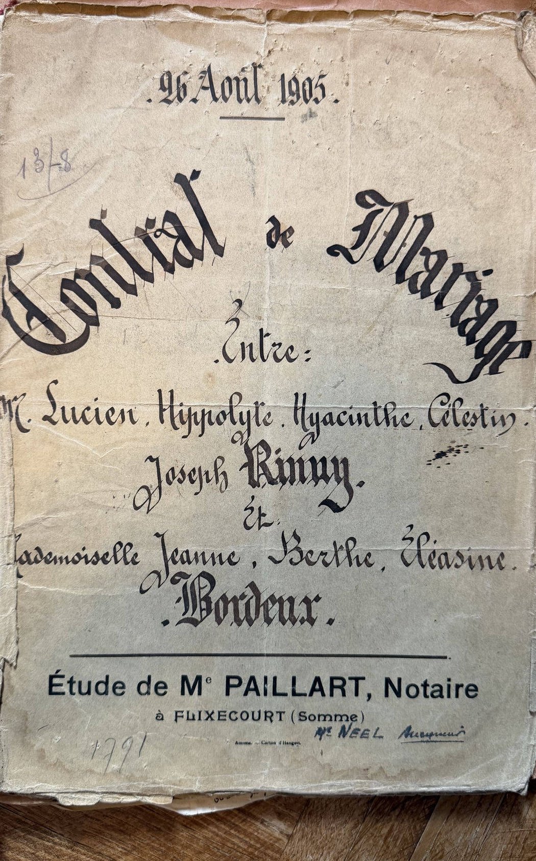 Le contrat de mariage de Lucien Rinuy et Jeanne Bordeux, 26 août 1905, étude Paillart à Flixecourt. Il y a 121 ans. La première pièce de ce fonds ne parle pas de la maison : elle parle d'un mariage, vingt ans plus tôt, à deux cents kilomètres d'ici.