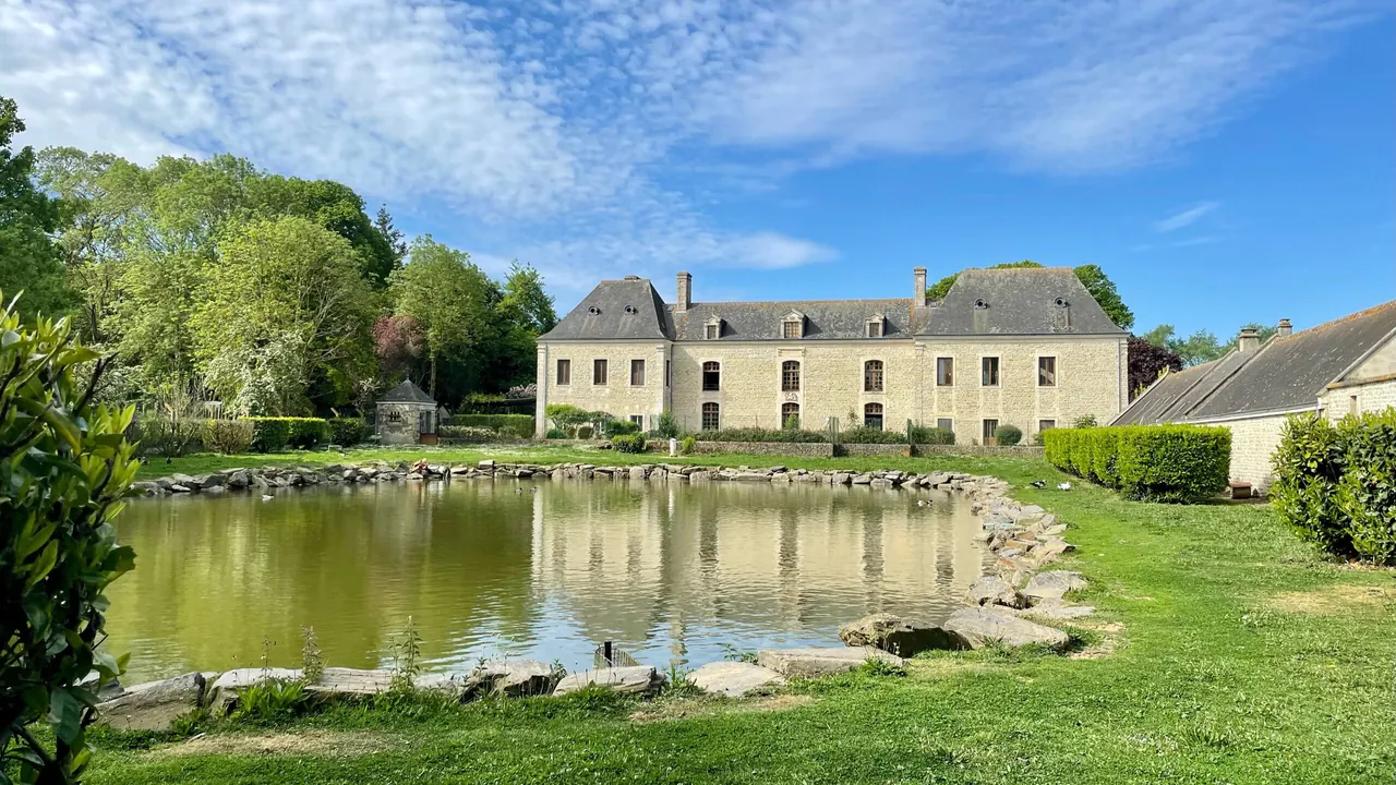 Le château et l'étang de derrière