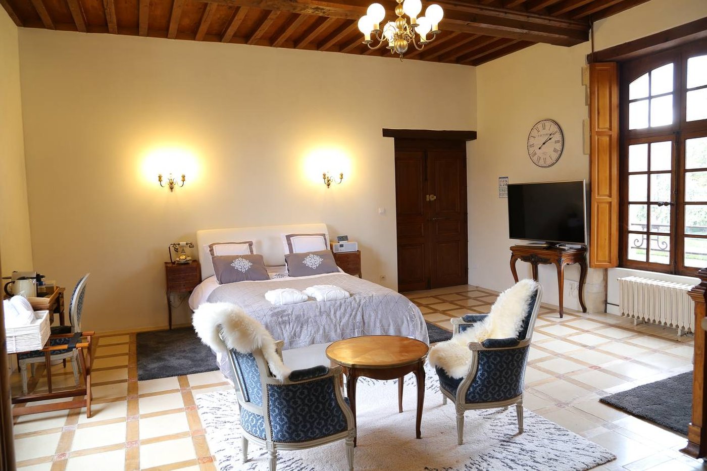 Chambre Deluxe — la pièce, poutres et grandes fenêtres