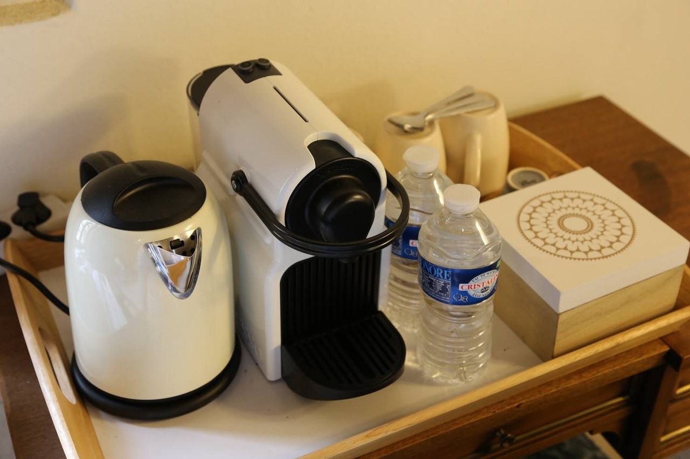 Bouilloire et machine à café, sur la console