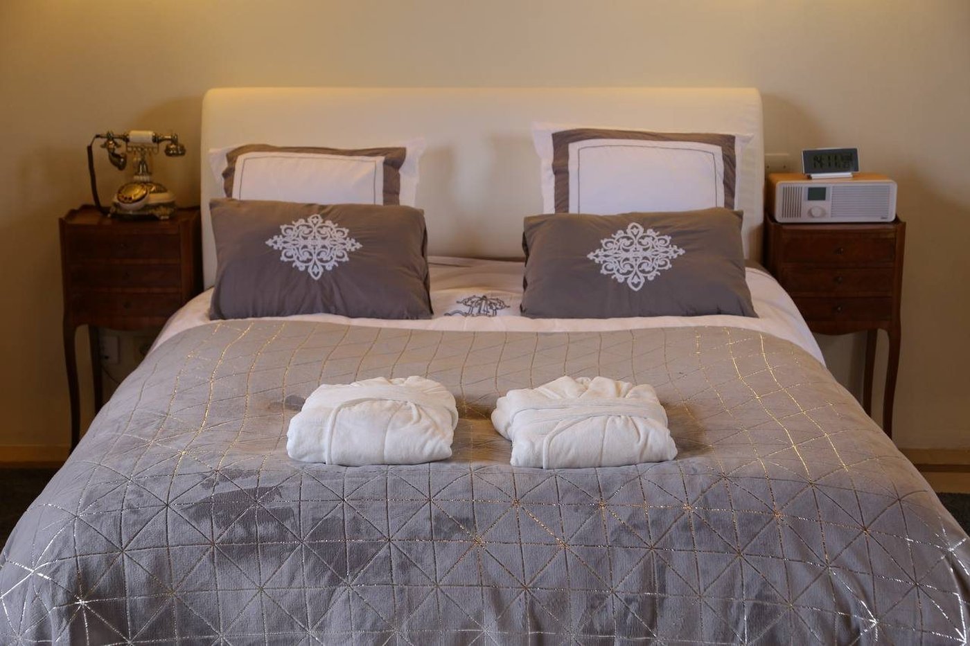 Le lit, entre ses deux tables de nuit