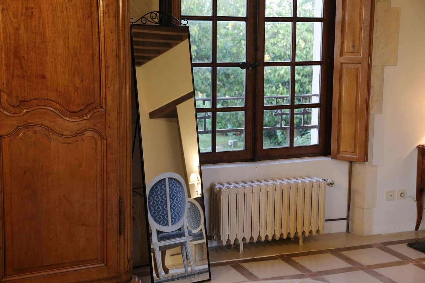 Le miroir et la fenêtre, près de l'armoire