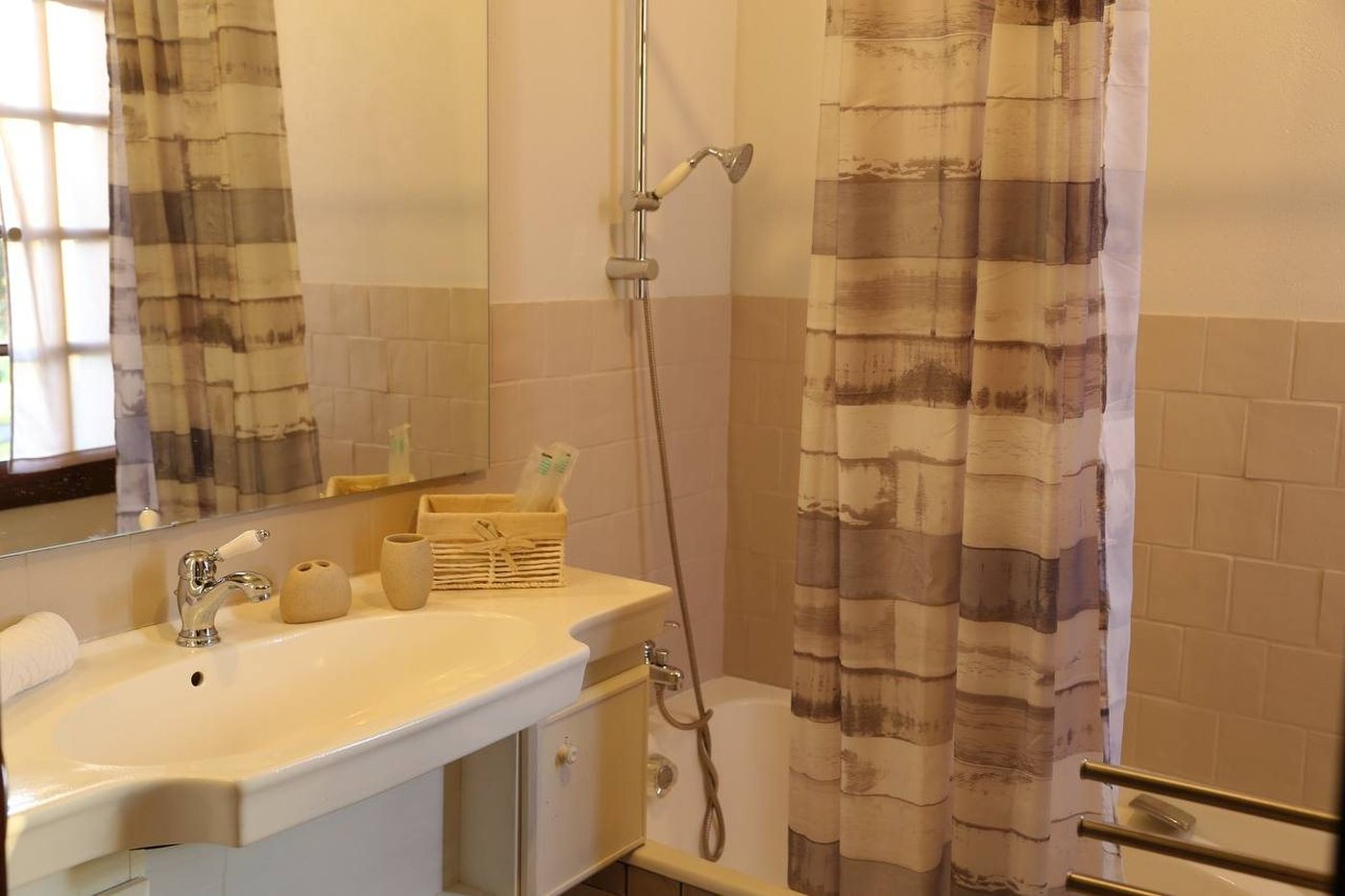 La salle de bains, lavabo et douche