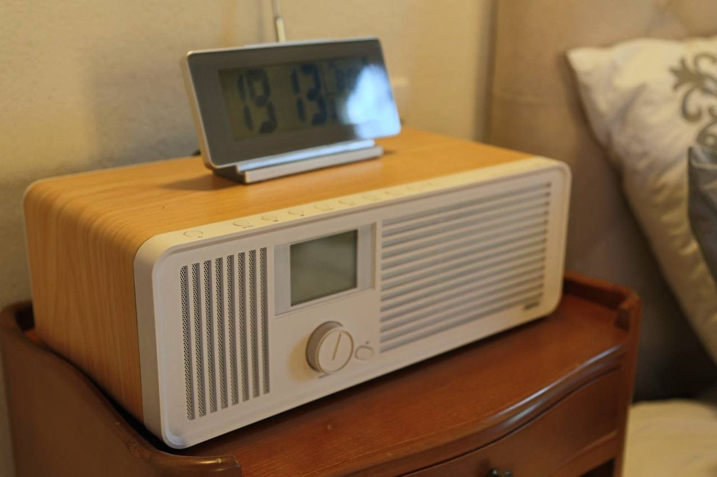Le radio-réveil, au chevet
