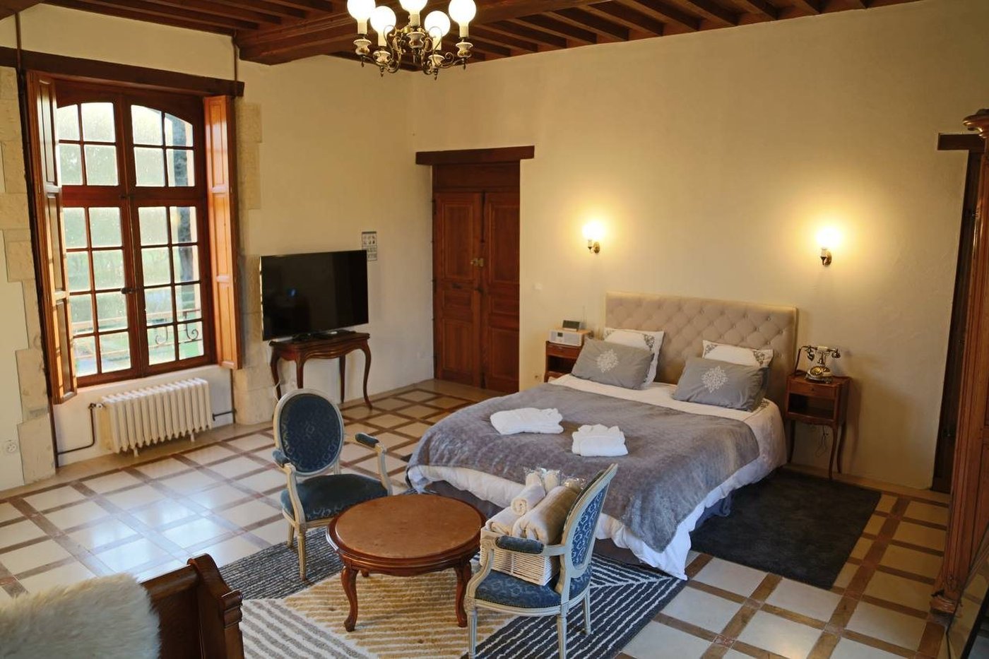 La chambre claire, ses fenêtres et son coin salon