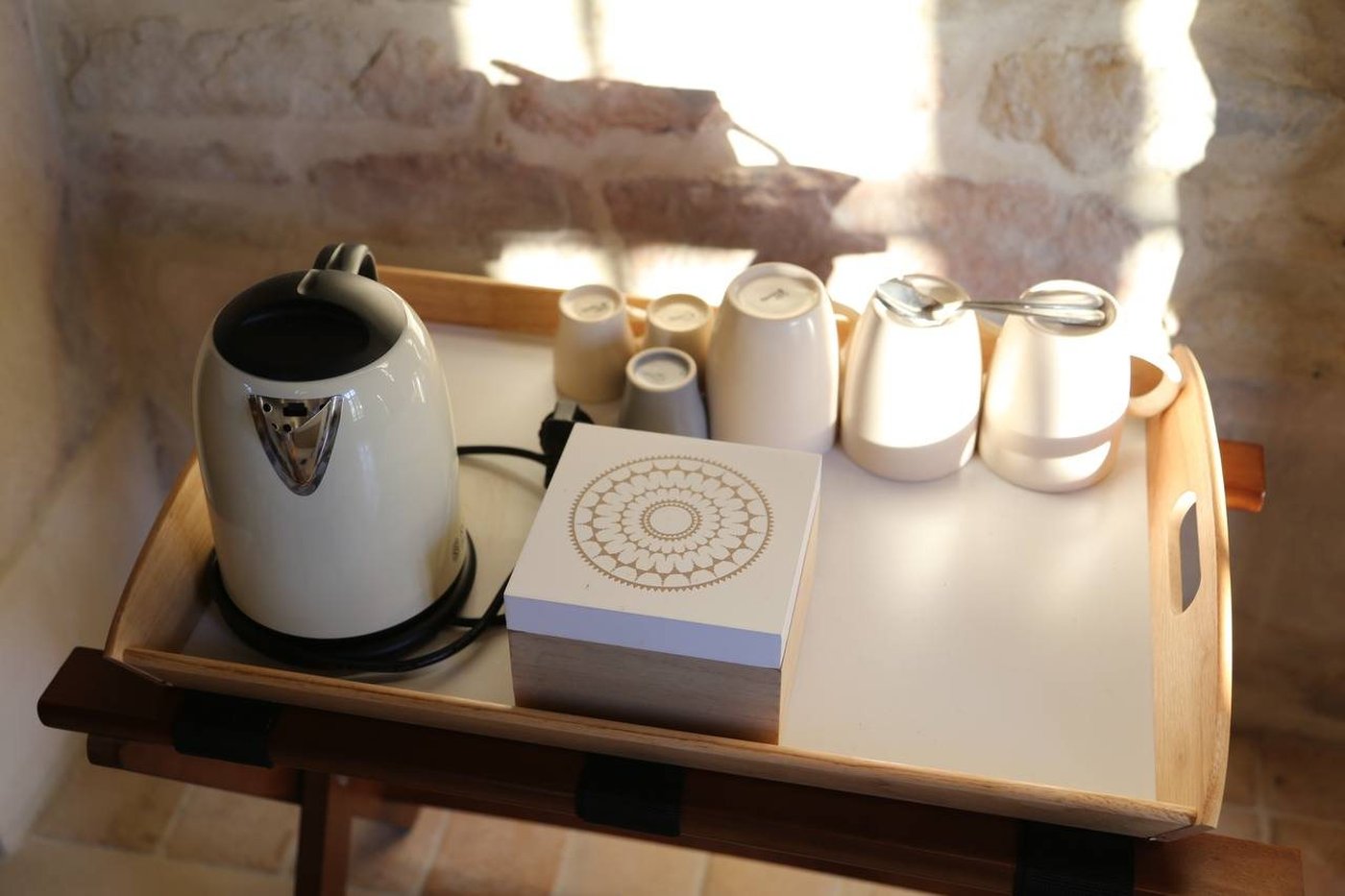 Le plateau : bouilloire et nécessaire à café