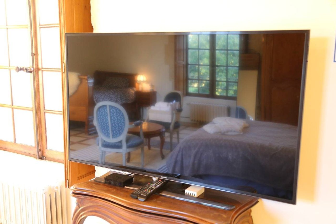 Le téléviseur, et la chambre dans son reflet