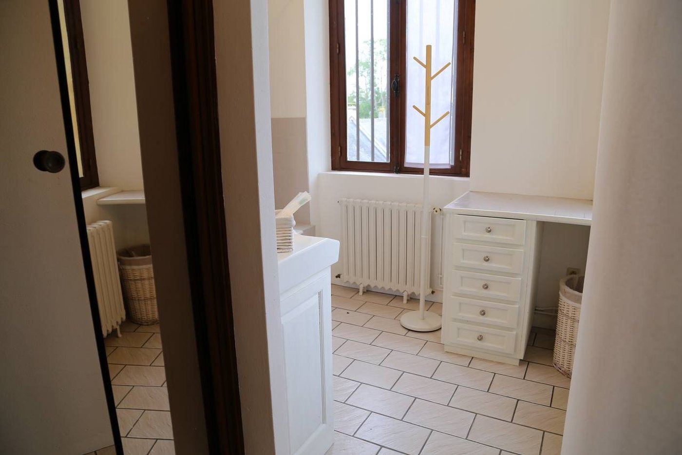 La salle de bains et sa commode