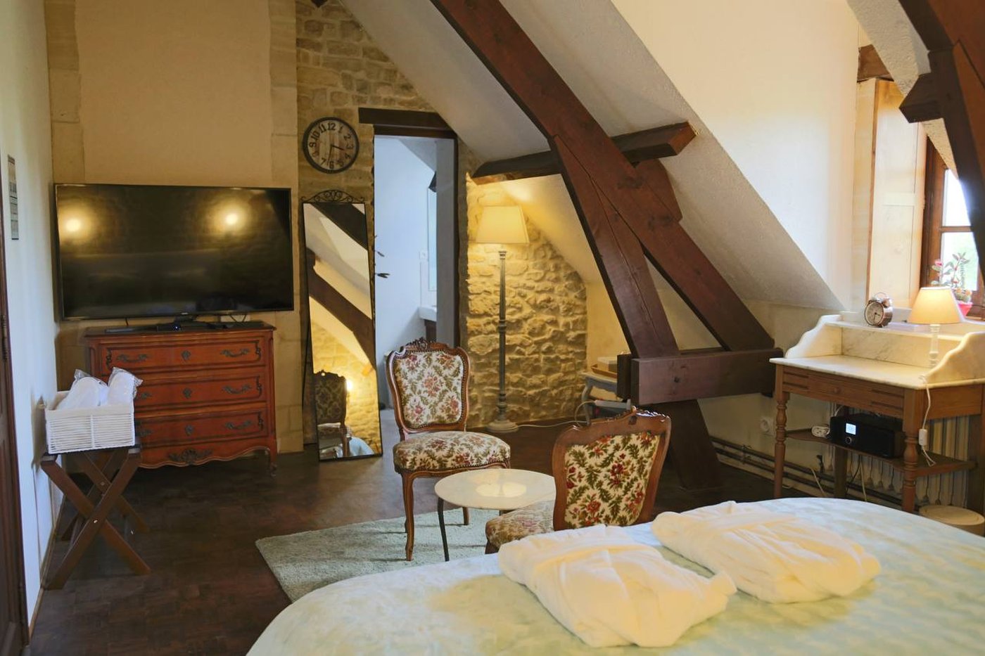 Chambre Standard — la pièce sous les poutres, coin salon