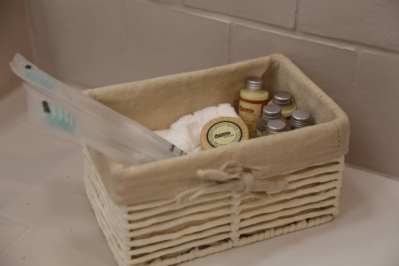 Les produits de toilette, dans leur panier