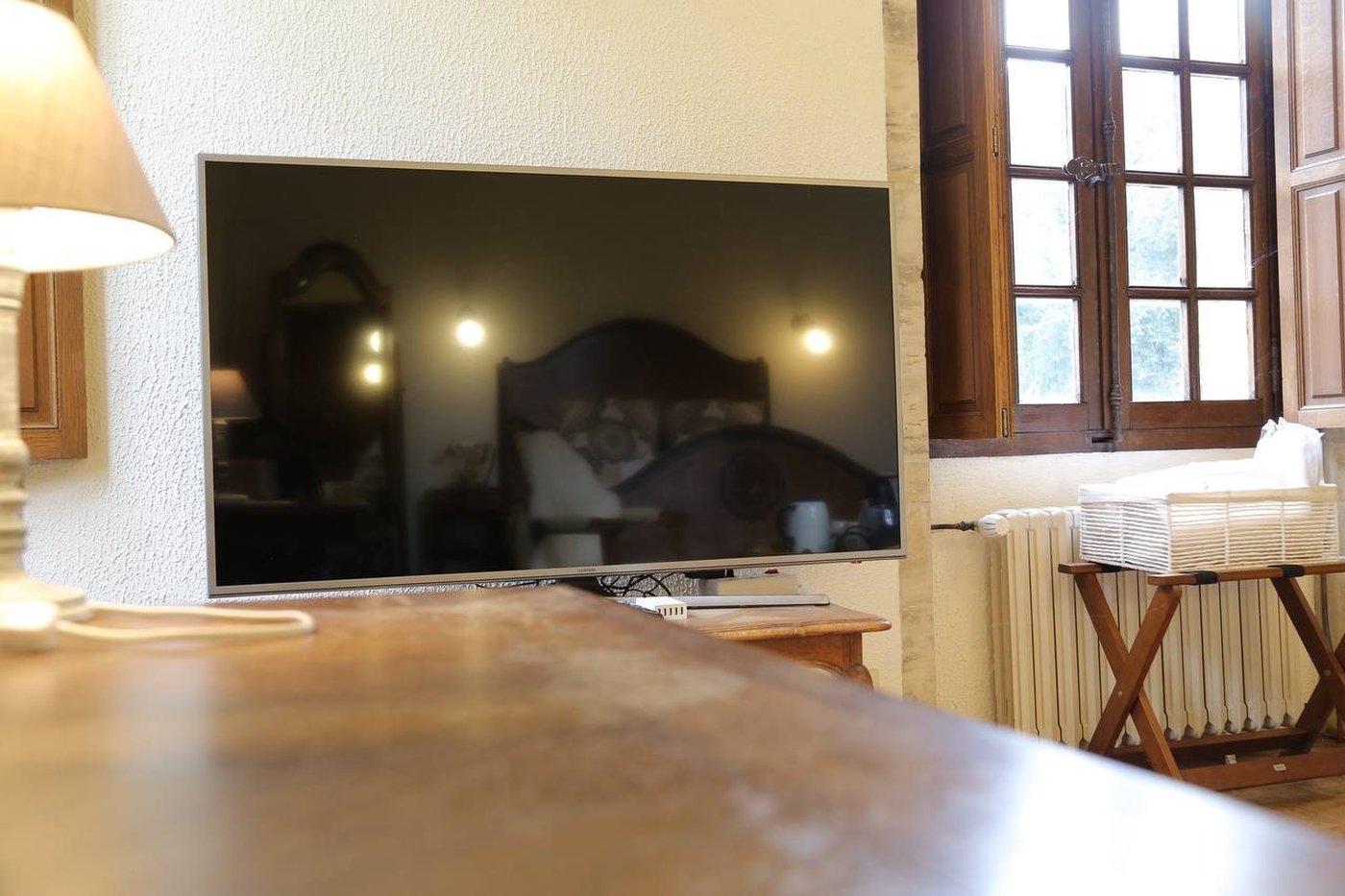 Le téléviseur, face au lit