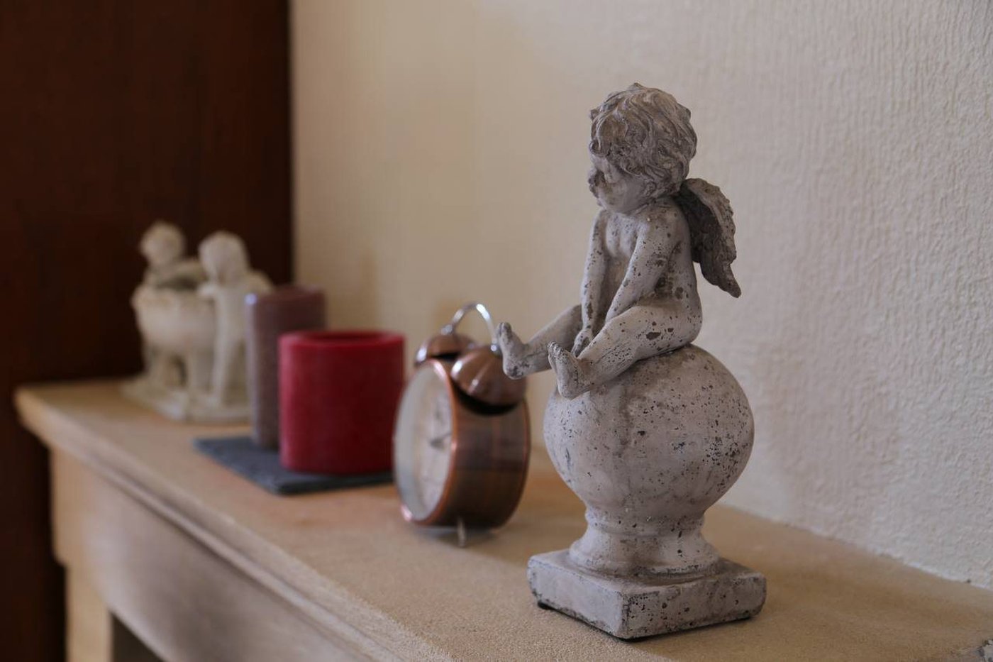 Bougies et figurines sur la cheminée