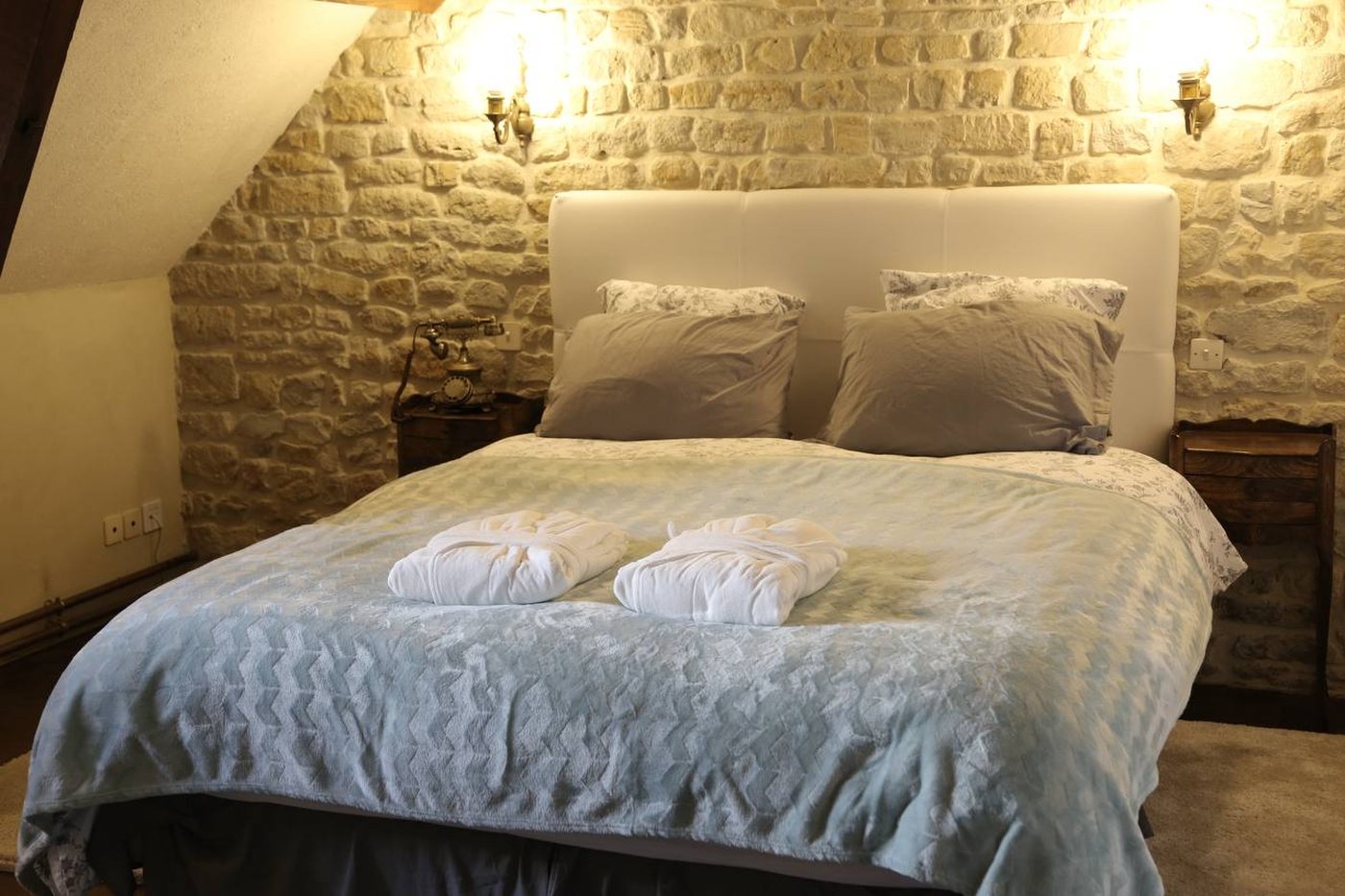 Chambre Standard — le lit contre le mur de pierre