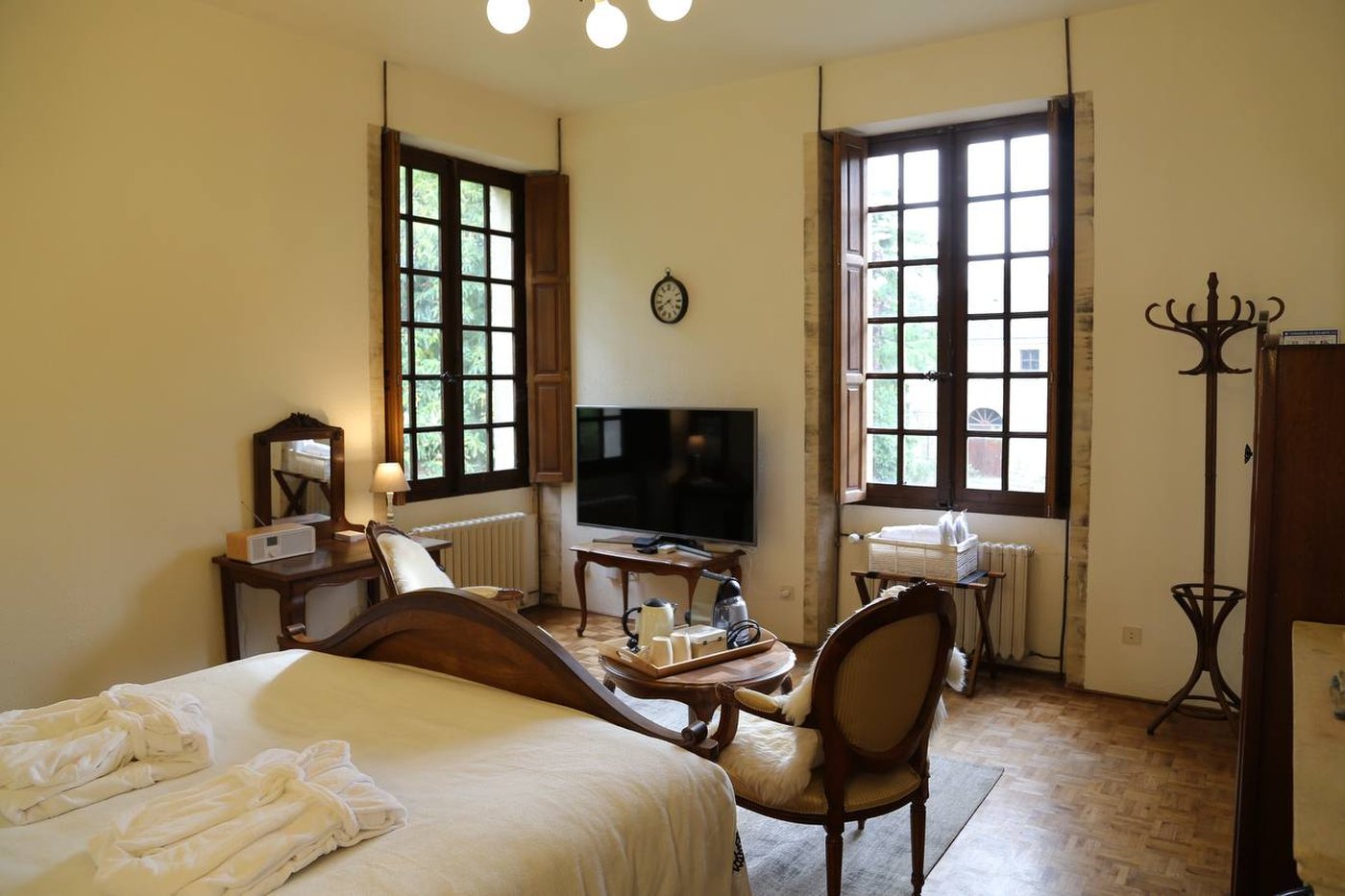 Chambre Standard — coin salon et fenêtres