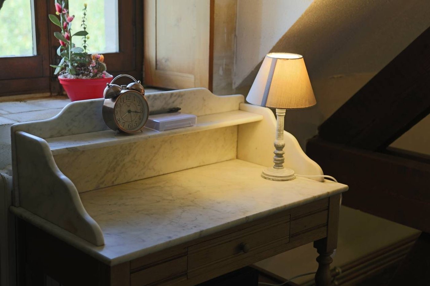 Le bureau et sa lampe, sous la pente du toit