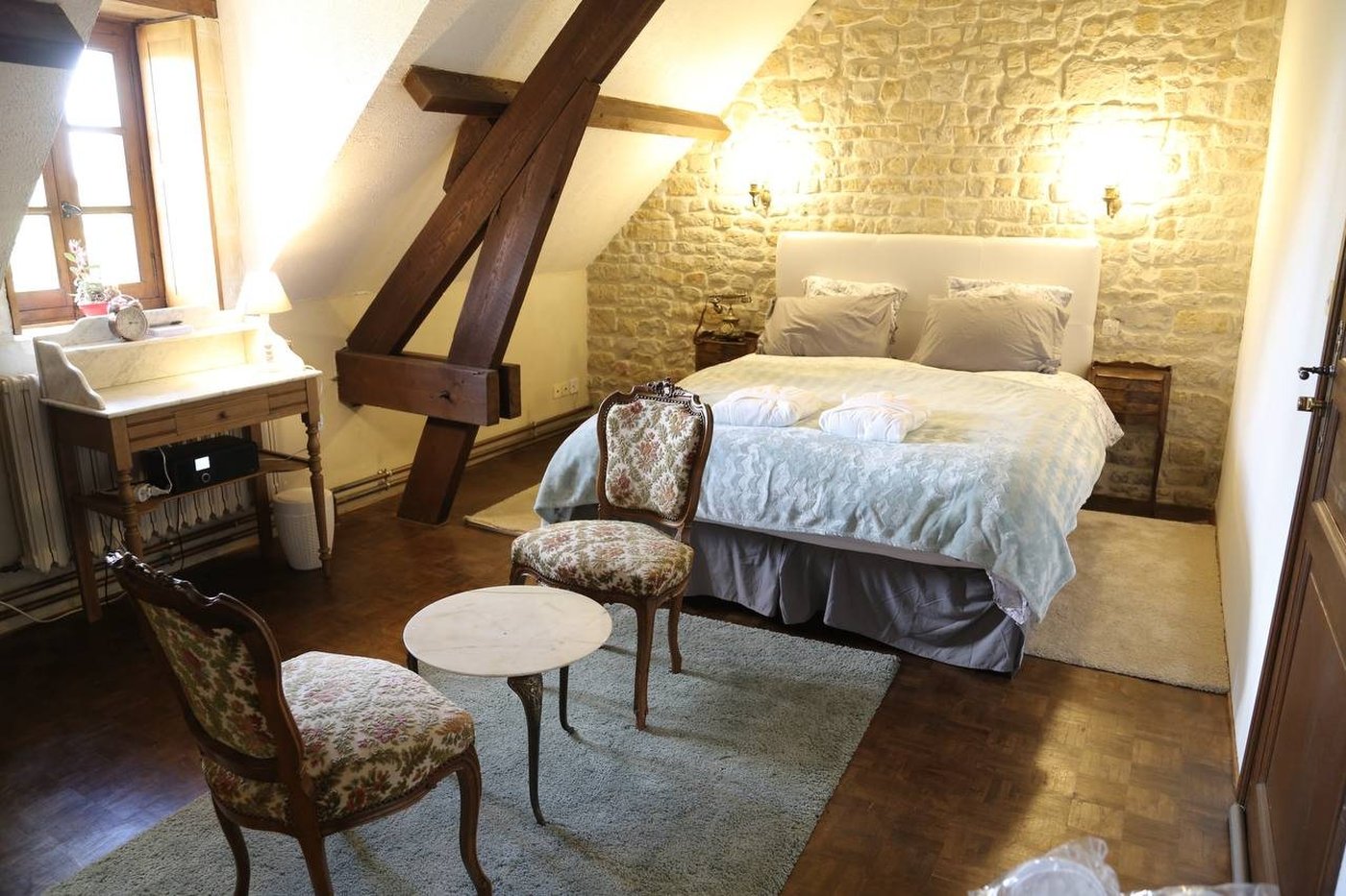 La chambre sous les poutres, avec son coin salon