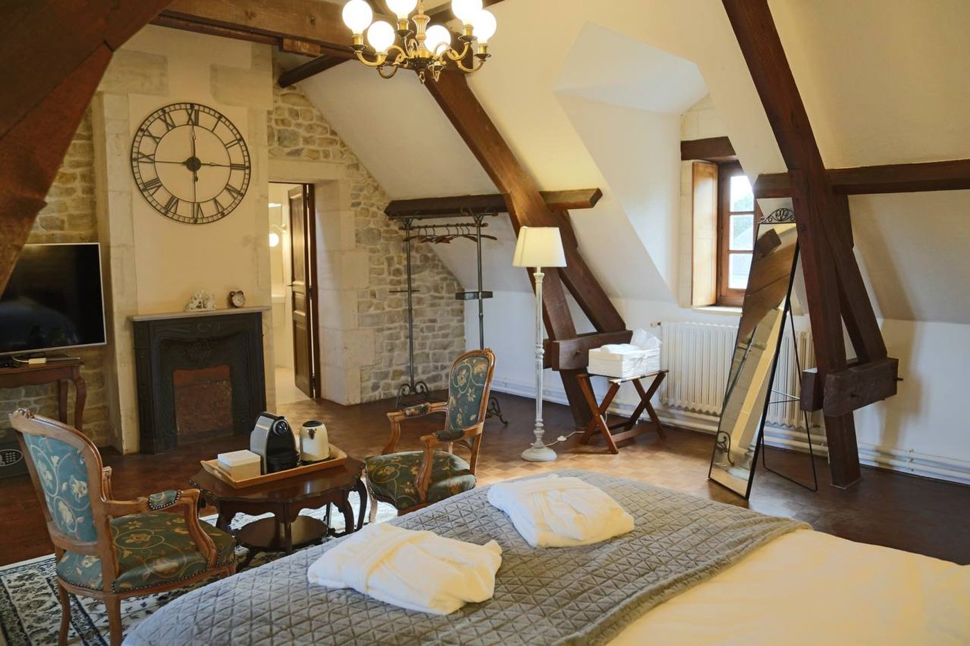 Chambre Supérieure — la cheminée et le coin salon