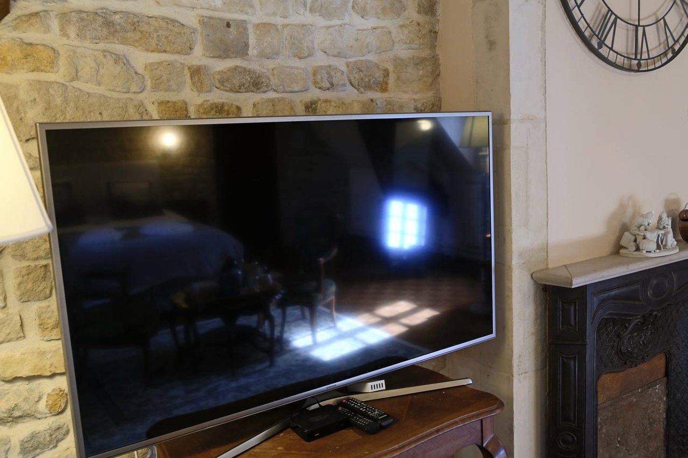 Le téléviseur, face au lit