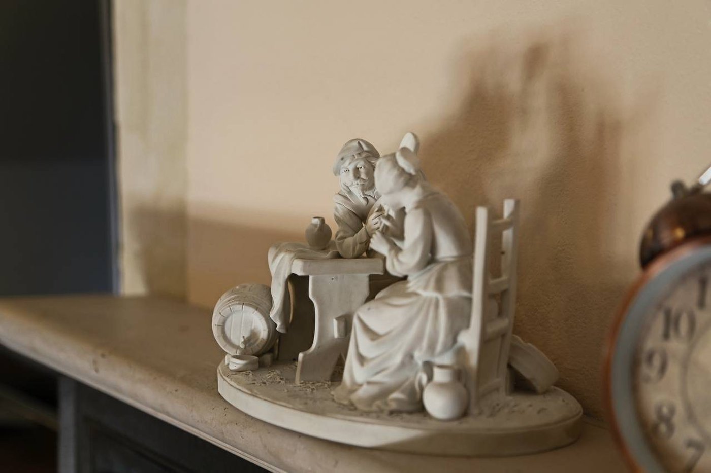 Une statuette sur la cheminée