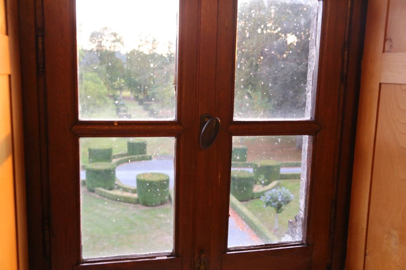 La porte-fenêtre sur le jardin