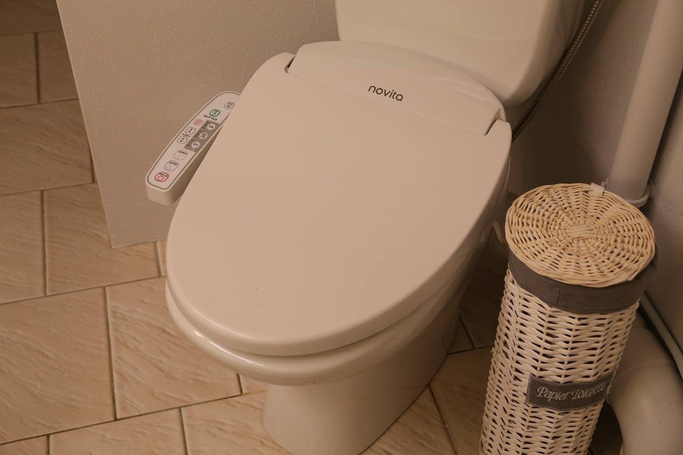 Les toilettes, avec leur corbeille en osier