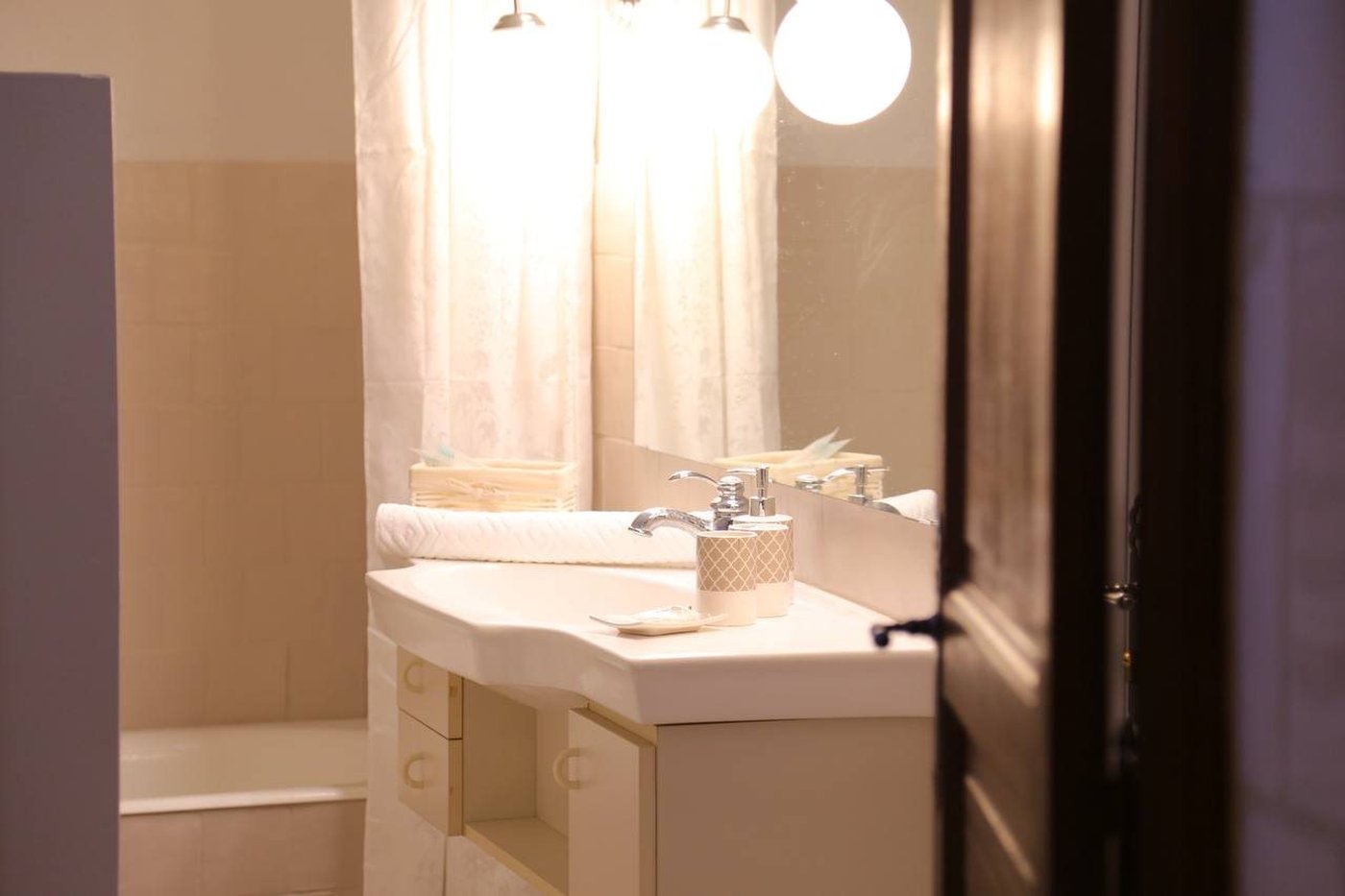 La salle d'eau, lavabo et miroir