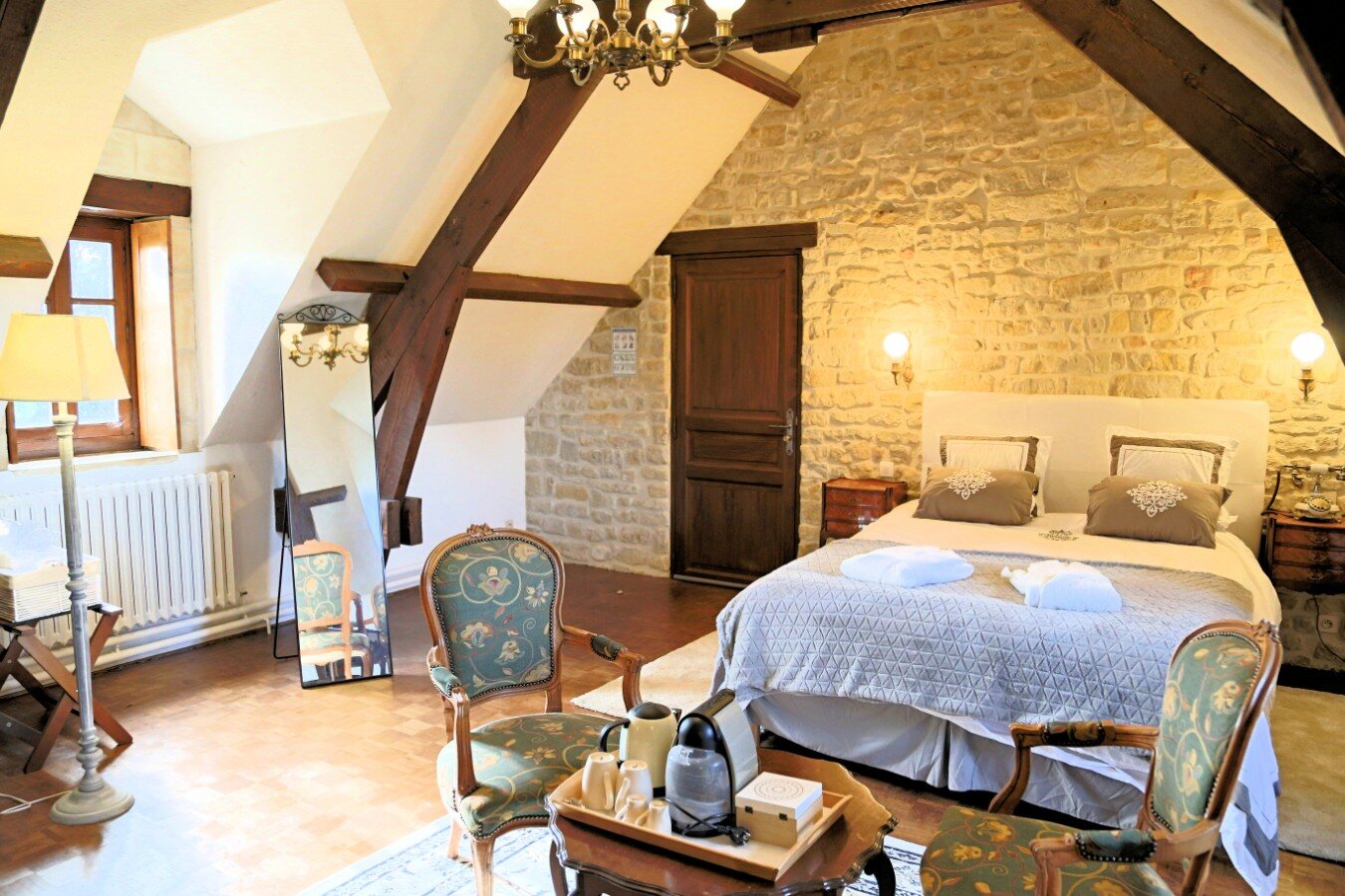 Chambre lumineuse ouverte sur le parc