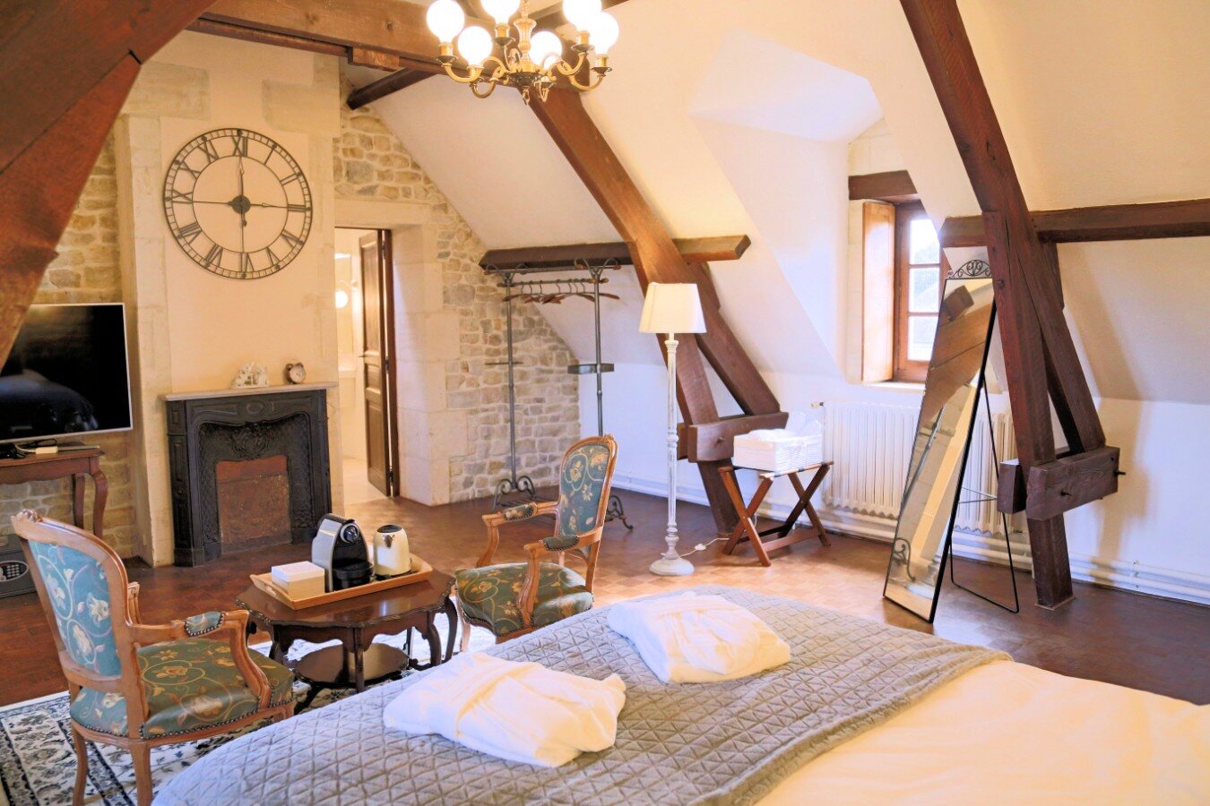 Chambre sous charpente, cheminée d'origine