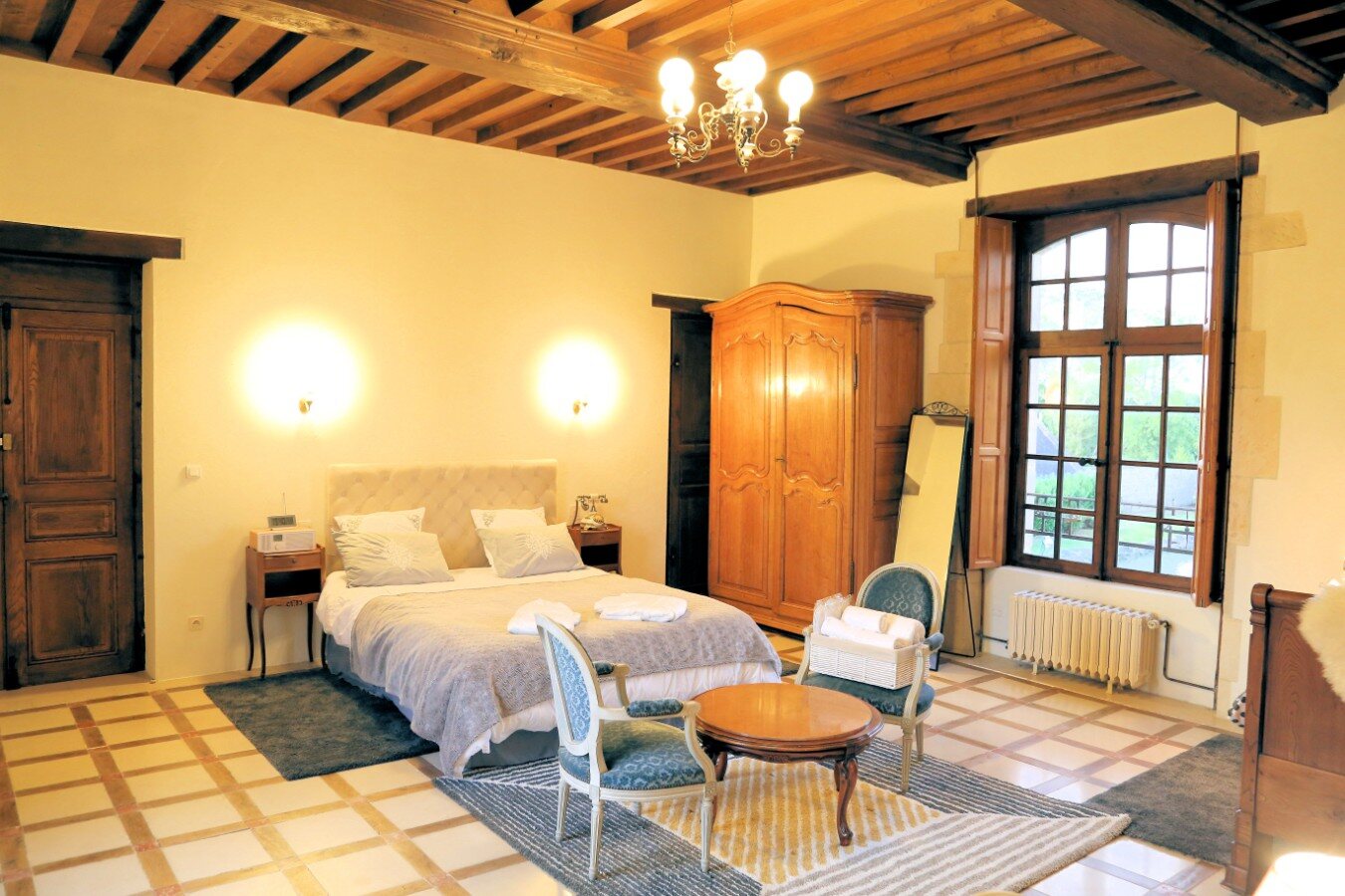 Chambre de caractère, boiseries et armoire