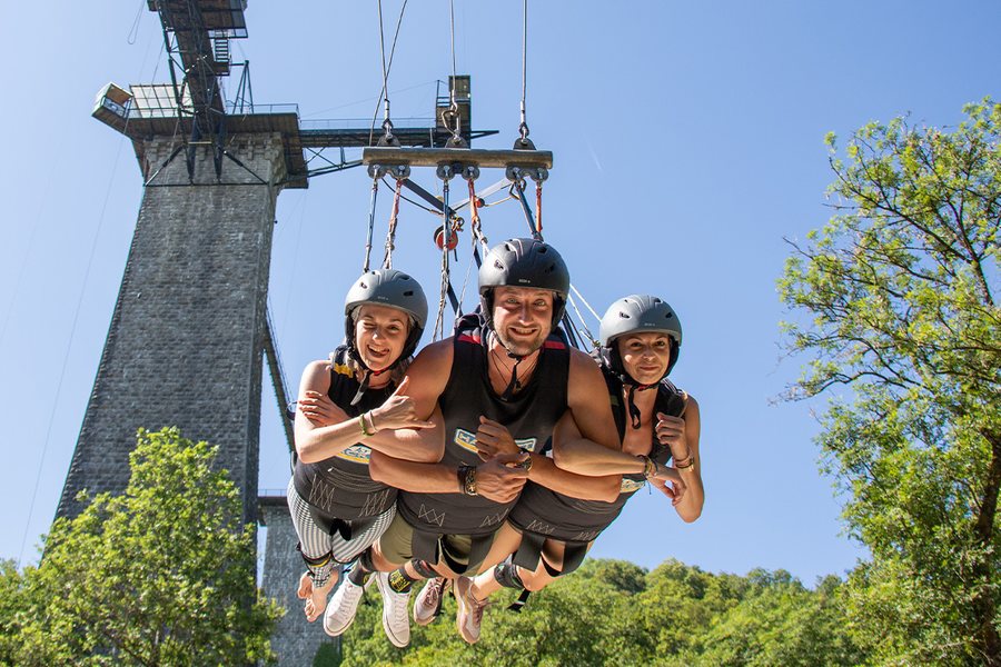 La balançoire géante du Skypark, au pied d'une pile du viaduc de la Souleuvre