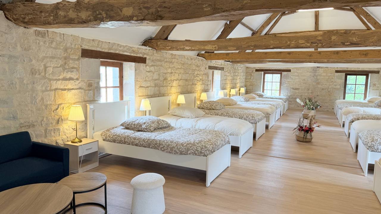 Le coin salon, au bout du dortoir