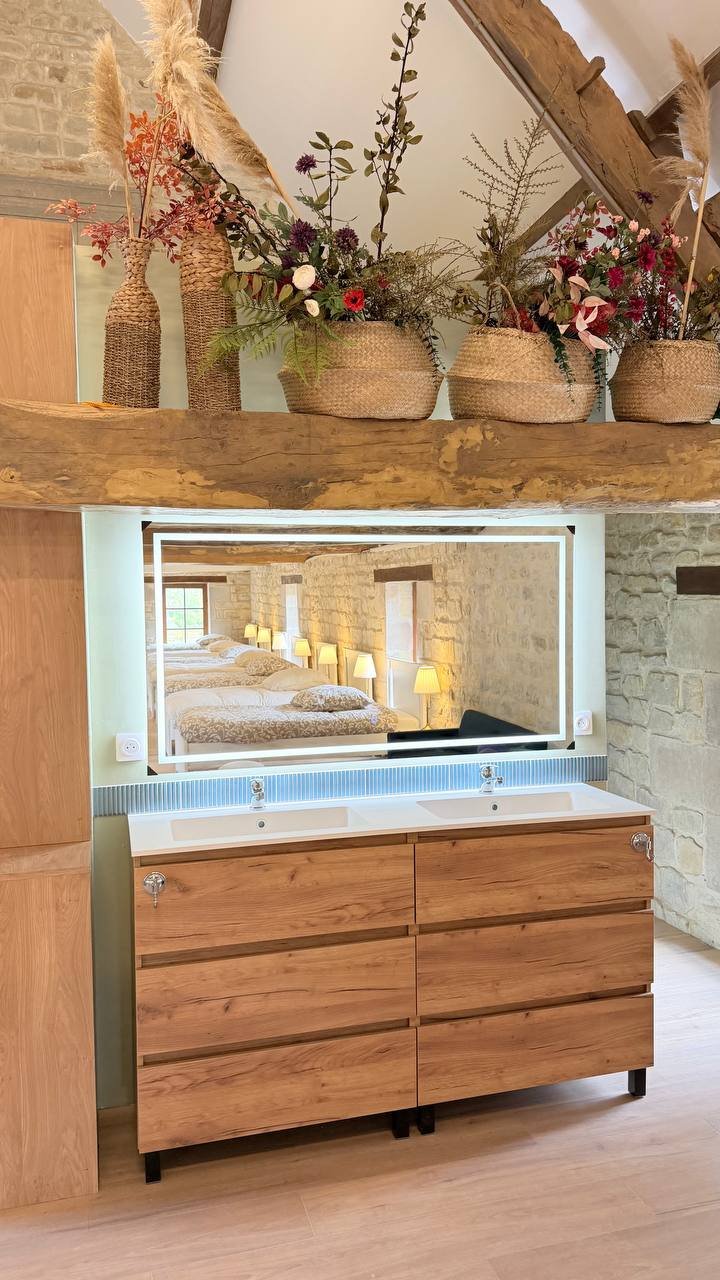 La commode et le miroir, sous les fleurs séchées