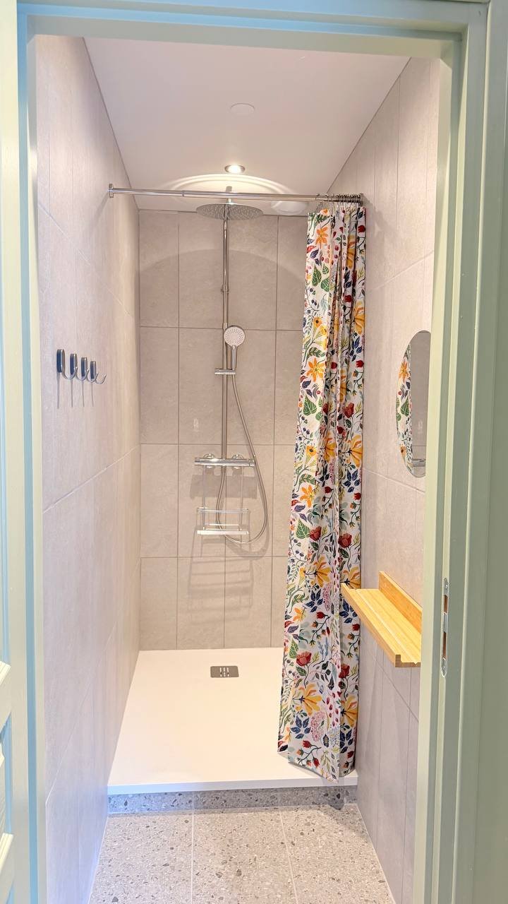 Une des deux cabines de douche