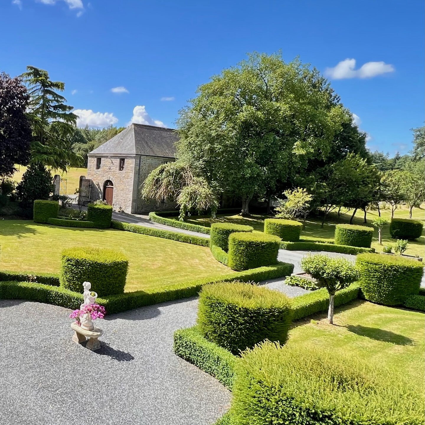 Les parterres de buis et la statue de la cour d'honneur, vus du premier étage