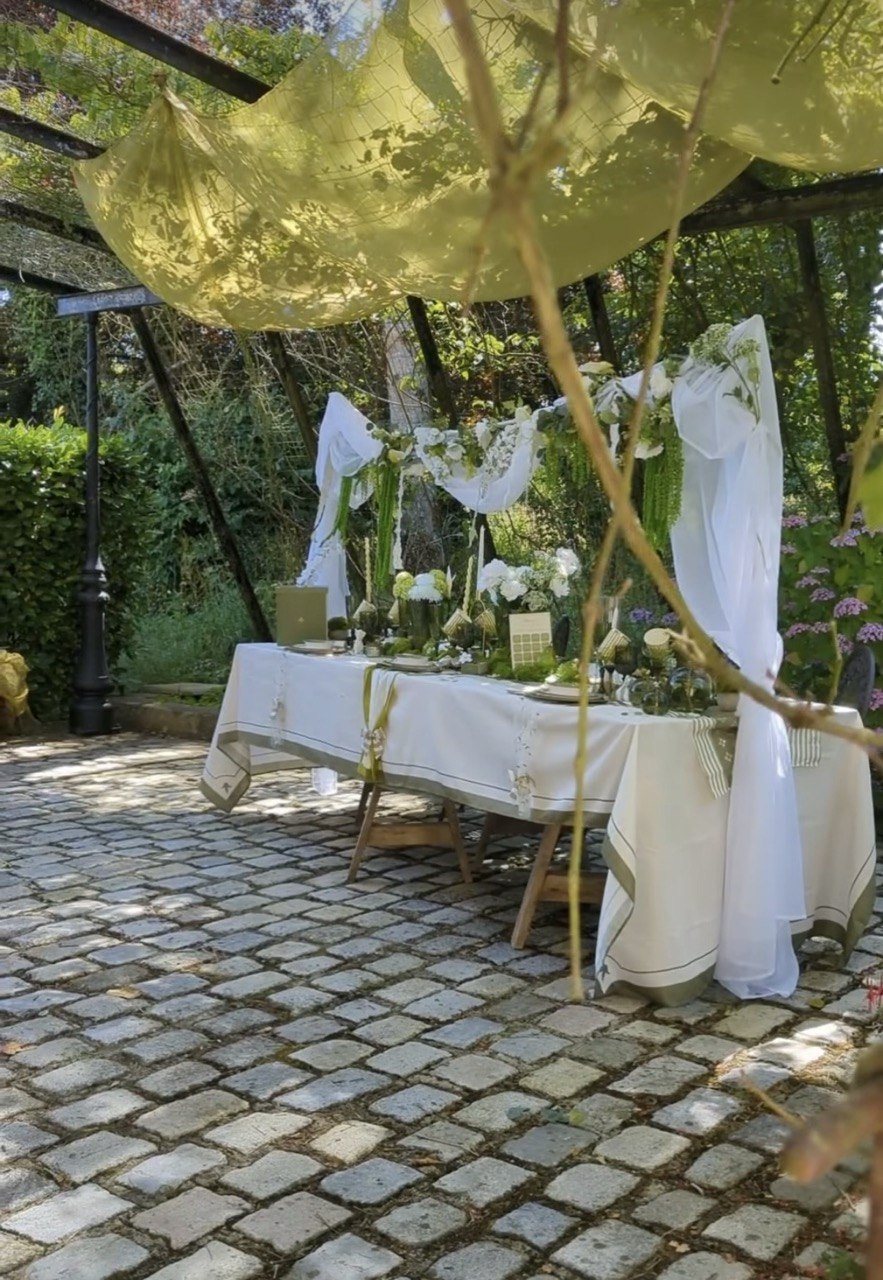 Sous la pergola, voiles blancs et table dressée