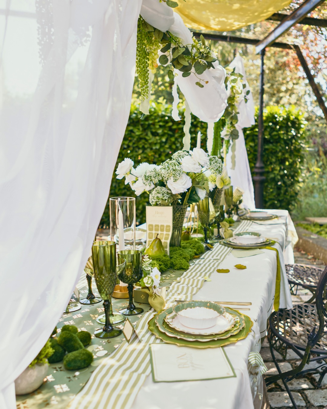 La table sous la pergola, entre les voiles blancs