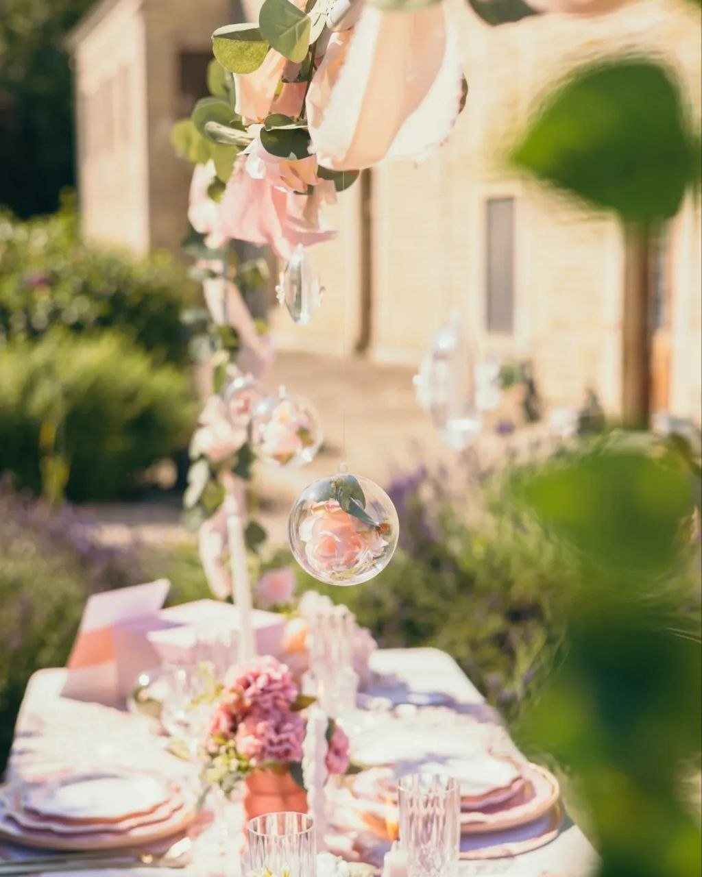 Une table dressée et fleurie