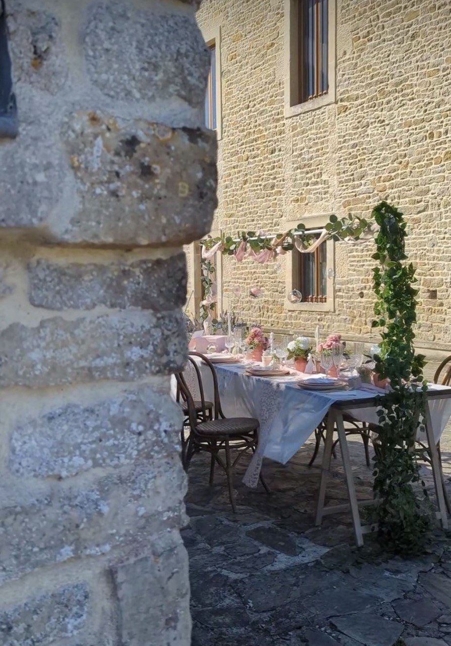 Les tables contre le mur, sous la verdure