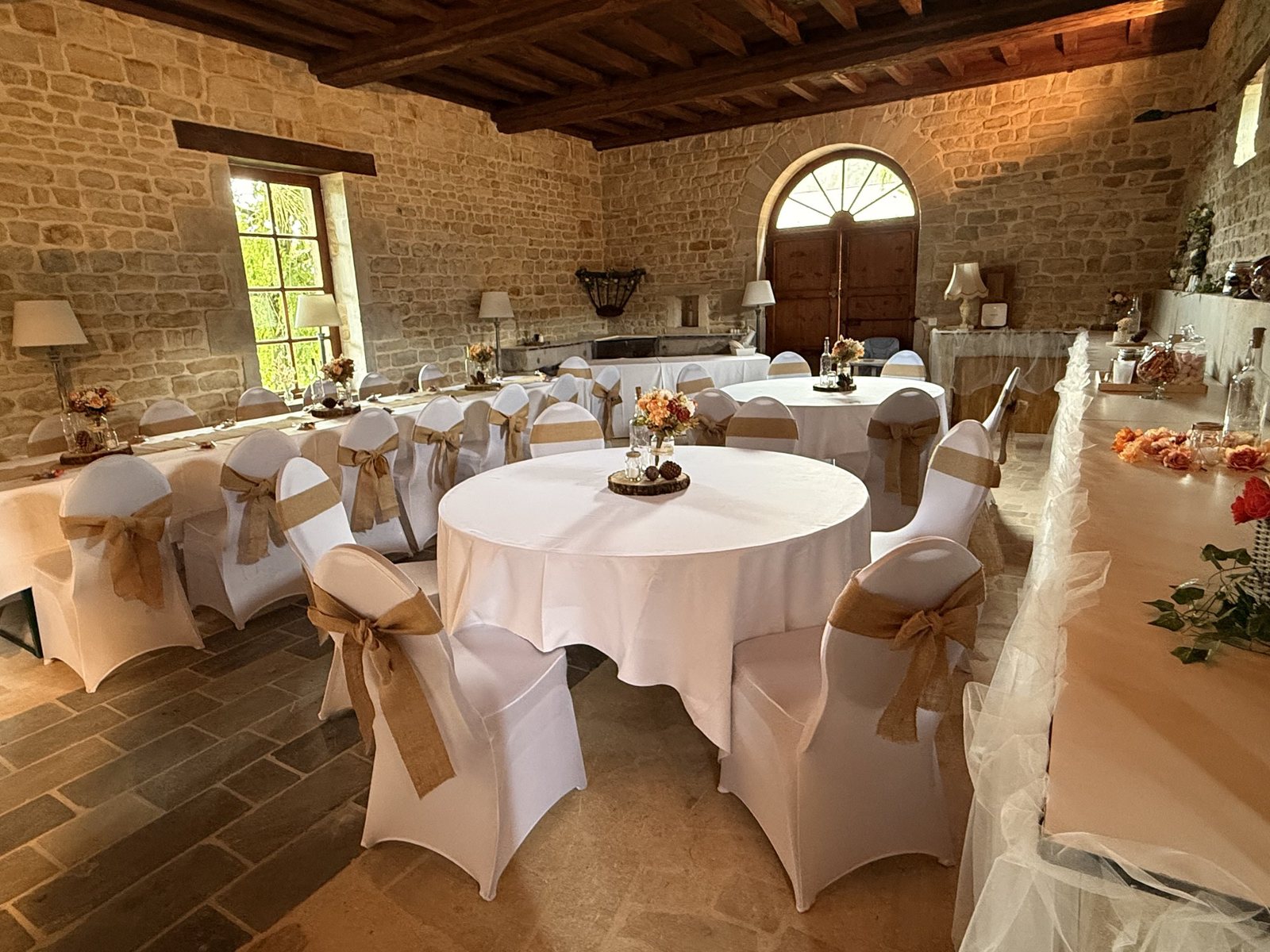 Une table ronde et le buffet de douceurs