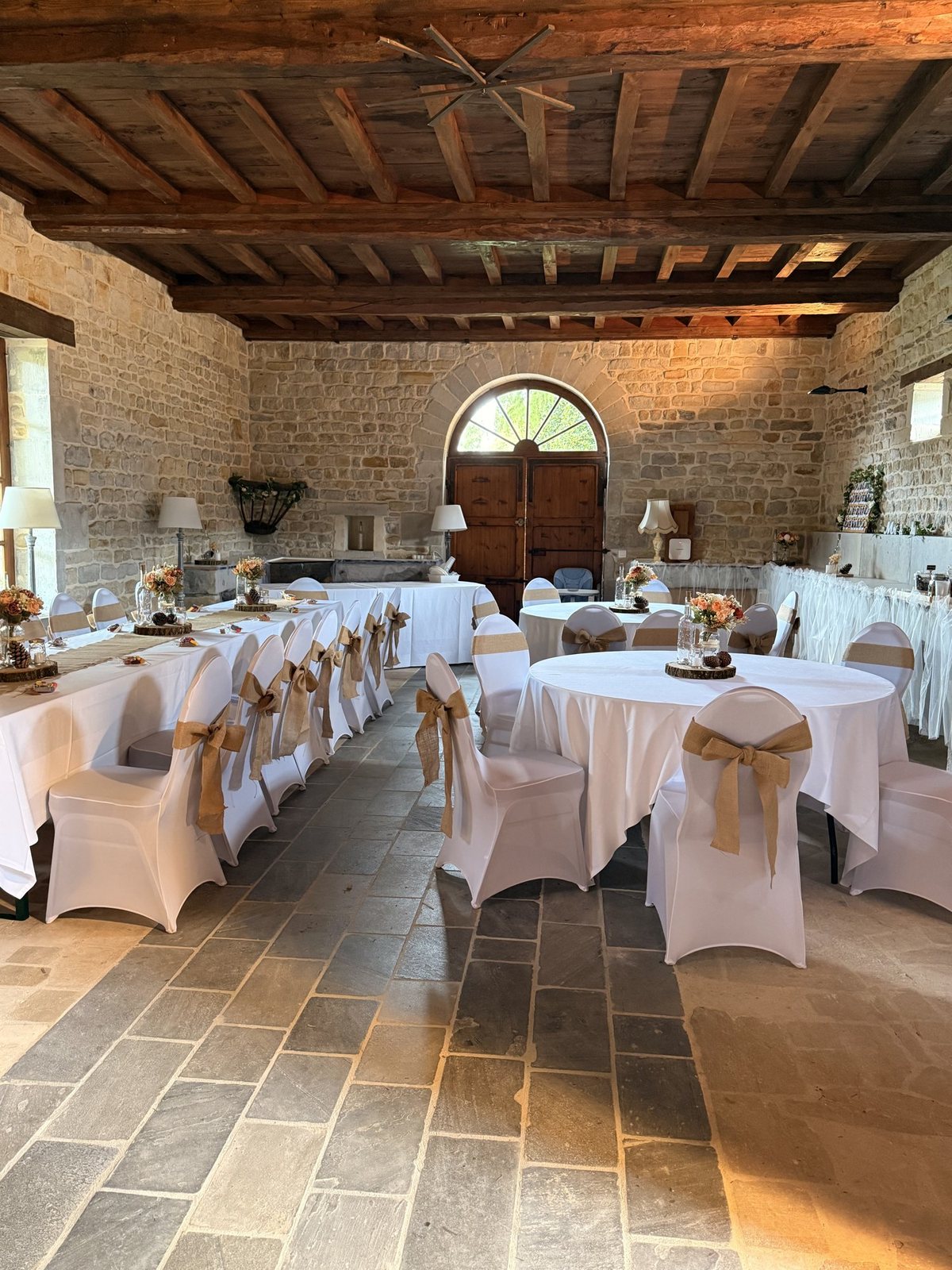 Housses blanches et nœuds de jute, tables rondes et longue table