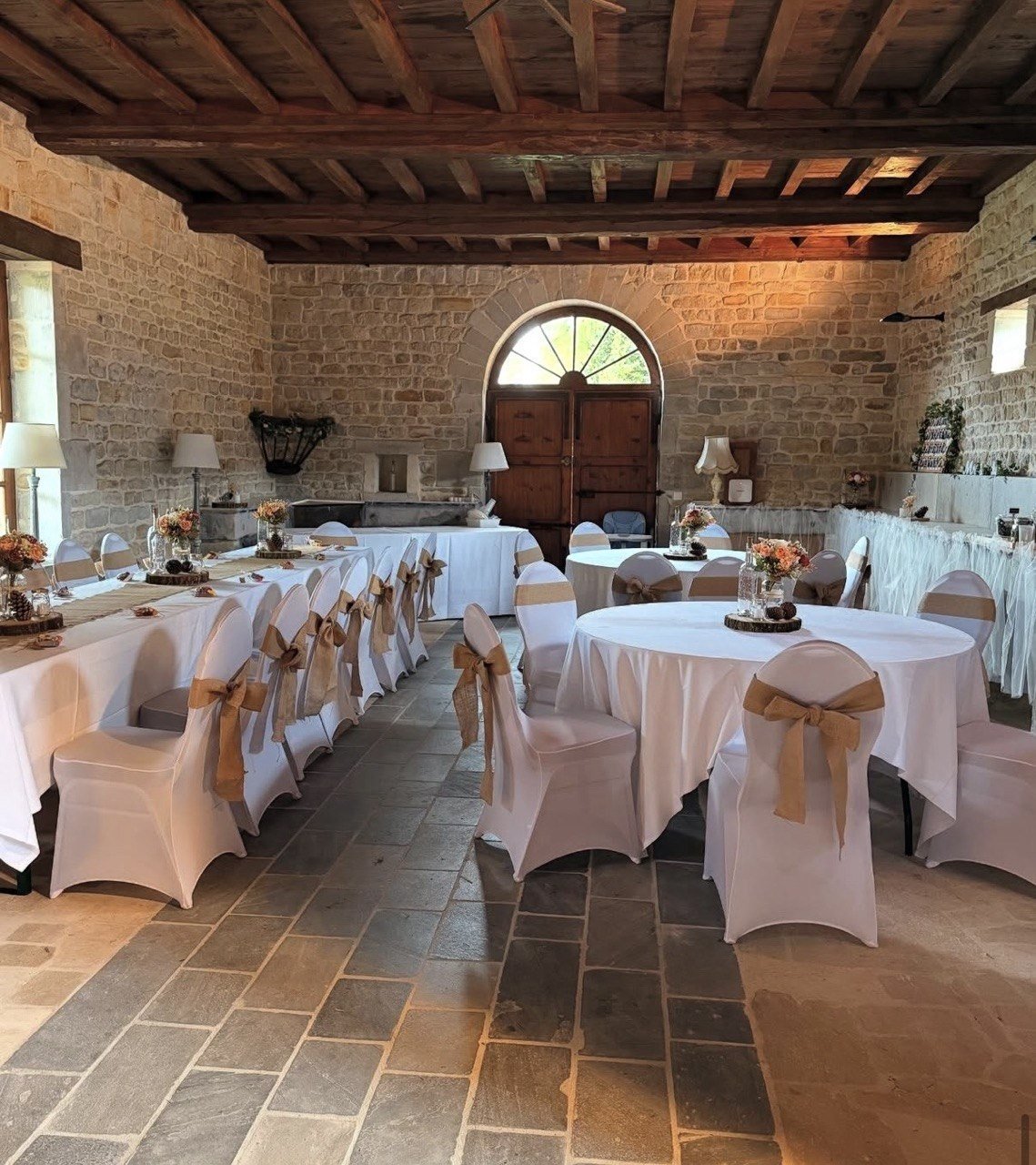 Le petit salon dressé, housses blanches et tables rondes