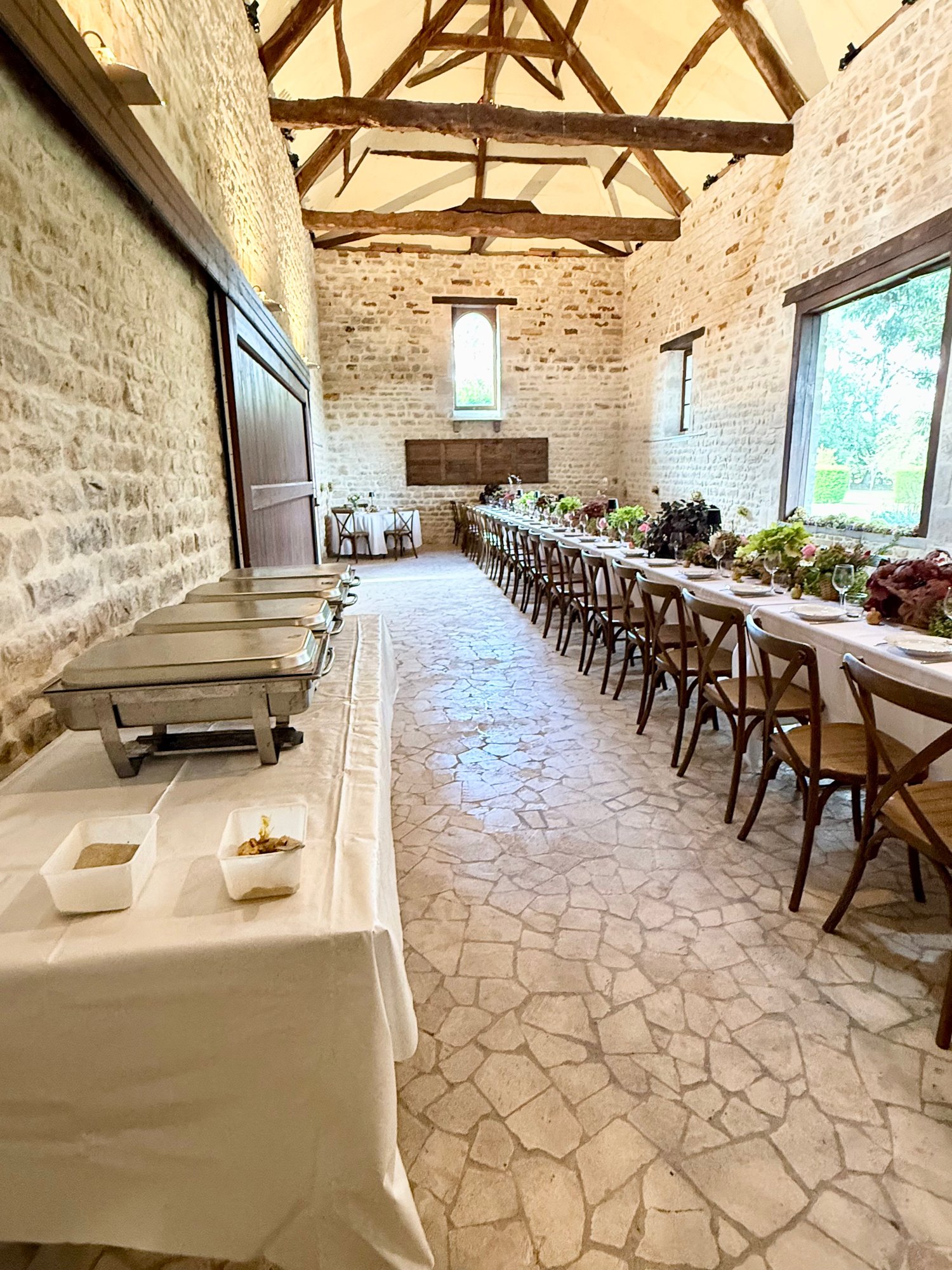 Le buffet du traiteur, face à la longue table dressée