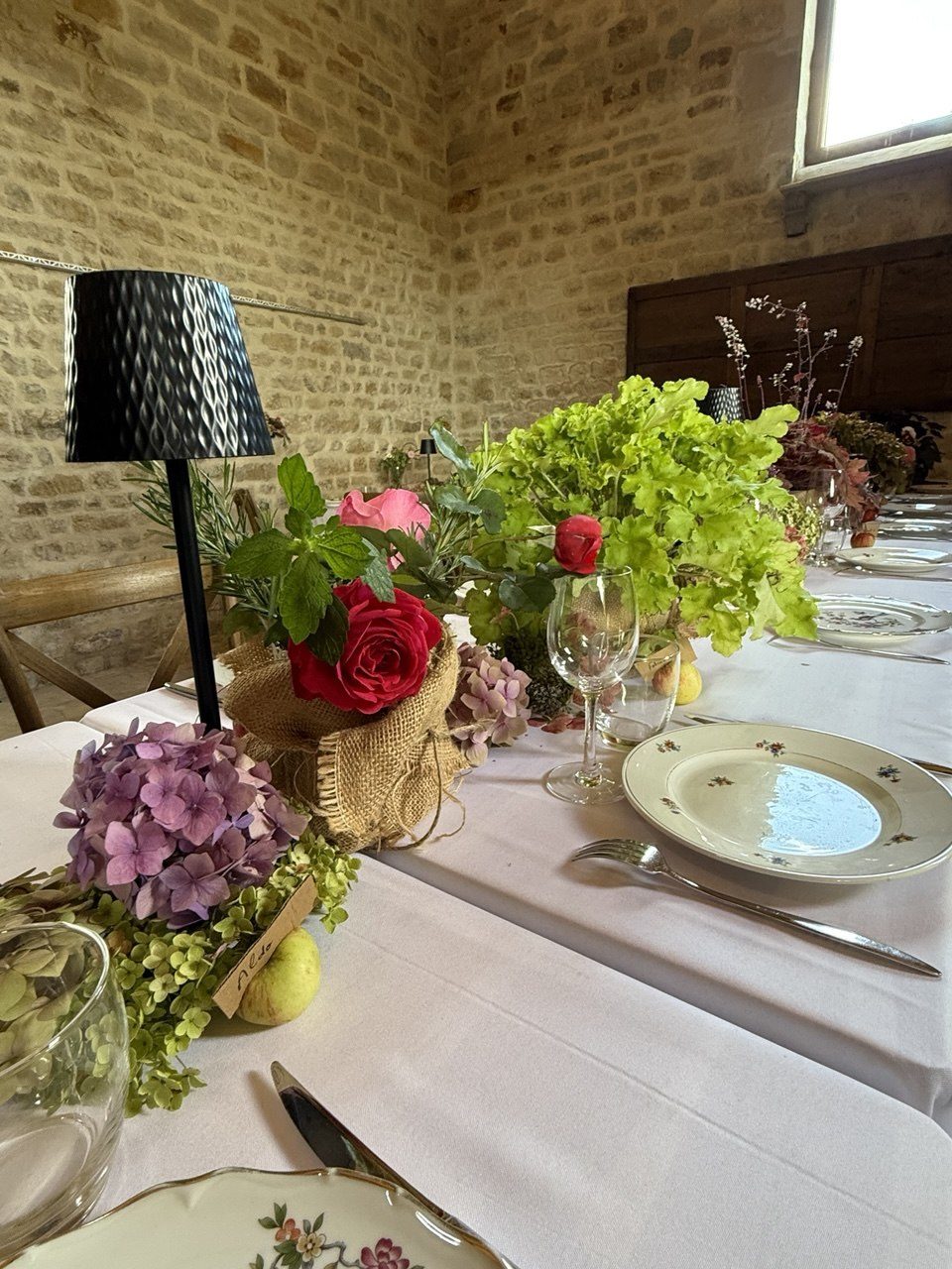 Hortensias et roses, au centre de la table