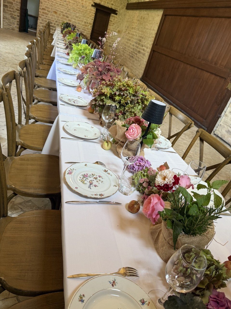 Couverts et roses, sur les chaises de bois