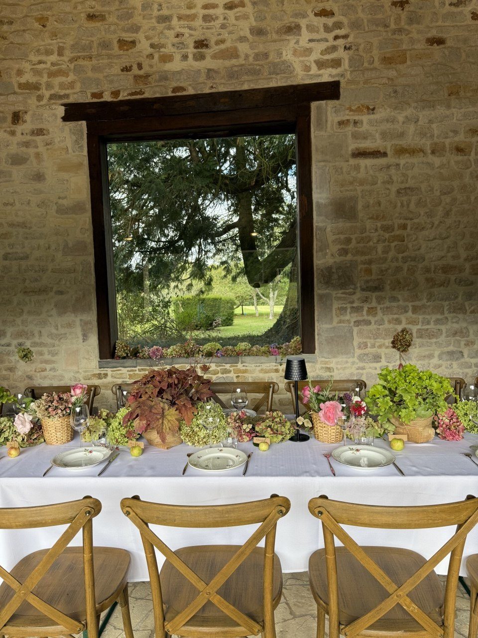 La fenêtre sur le parc, au-dessus de la table dressée