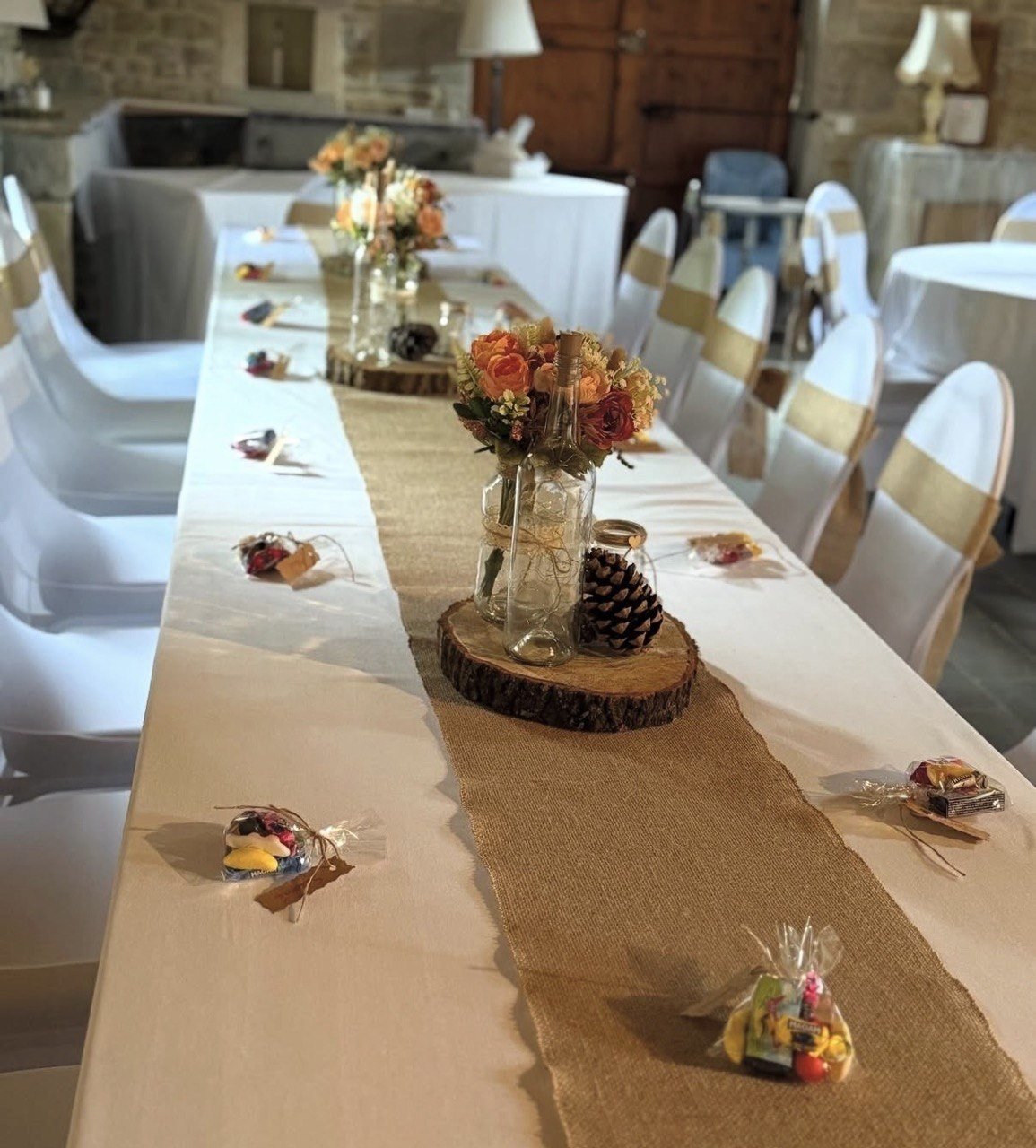 Chemin de table en toile de jute et fleurs séchées