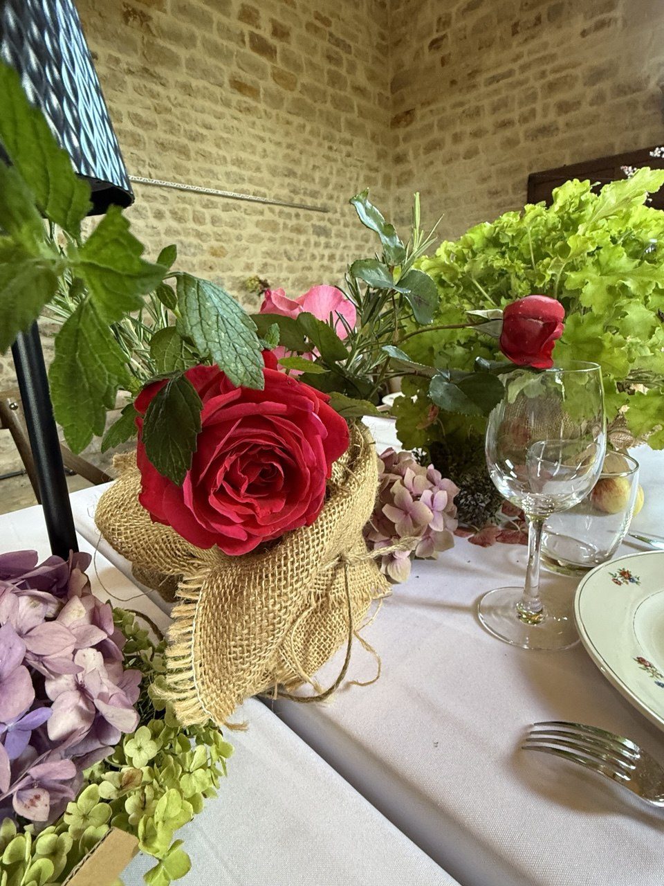 Une rose rouge posée sur la nappe