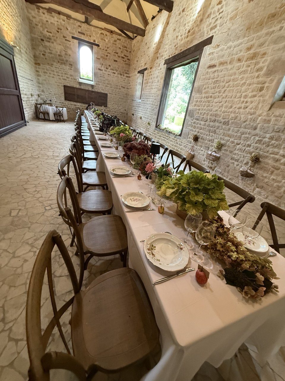 La table de banquet dressée sous la charpente