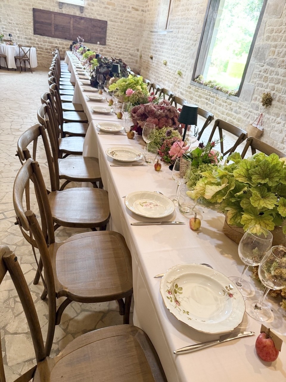La table de banquet dressée le long des fenêtres