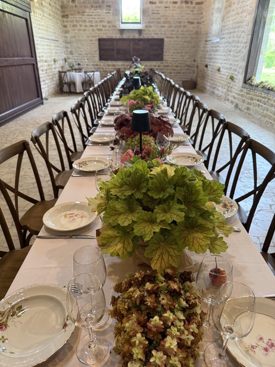 La table longue et son centre de feuillage